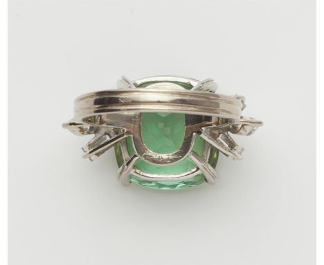 Ring mit grünem Turmalin18 kt Weißgold. Gerippt profilierte Schiene. Ringkopf gefasst mit einem kissenförmigen Turmalin ca. 8