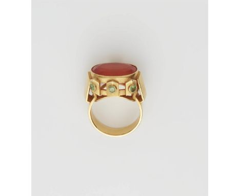 Chevalier-Ring mit Feueropal18 kt Gelbgold. Massiver geschmiedeter Mantelring. Großer historisierend gestalteter Ringkopf, ge