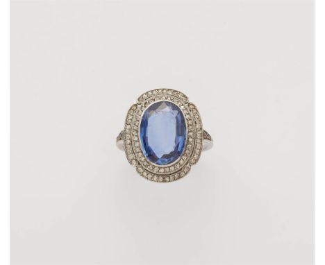 Belle Epoque-Ring mit Ceylon-SaphirPlatin. Passiger Ringkopf in Entourageform gefasst mit einem ovalen natürlichen Ceylon-Sap