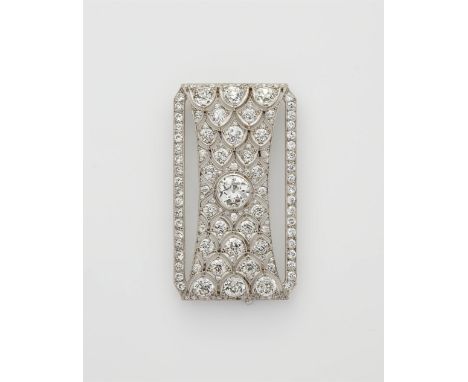 Belle Epoque-Zierspange mit DiamantenPlatin, 18 kt Weißgold (Nadel). Hohe Rechteck-Form mit fein àjour gearbeitetem Schuppenm