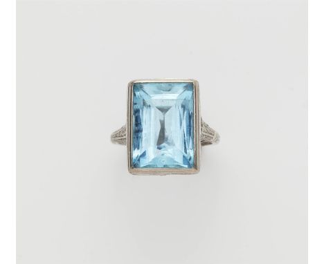 Ring mit AquamarinPlatin. Durchbrochene Schultern sowie Ringschiene ausgefasst mit kleinen Diamanten im gemischten Schliff. G
