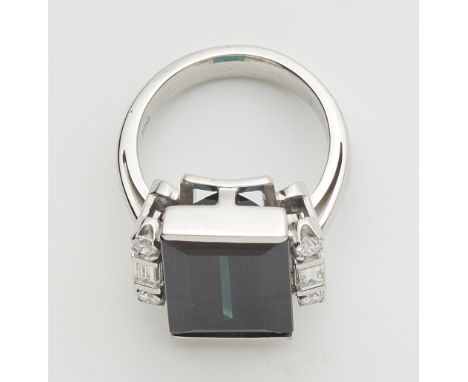 Ring mit natürlichem Indigolit18 kt Weißgold. Rechteckiger Ringkopf gefasst mit einem feinen blaugrünen natürlichen Turmalin 