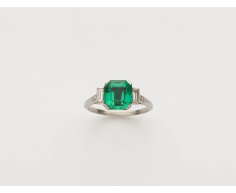 Ring mit feinem SmaragdPlatin. Kleiner Ringkopf gefasst mit einem kolumbianischen Smaragd ca. 2,00 ct (ca. 8,20 x 7,50 x 5,30