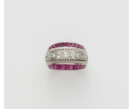 Art Déco-Cocktailring18 kt Weißgold. Bombierte ausgestellte Bandringform, gefasst mit einer kordelgerahmten Leiste Diamanten 