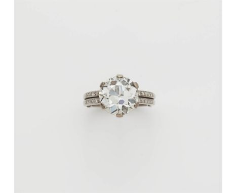 Ring mit Diamantsolitär18 kt Weißgold. Krappengefasst mit einem Diamant im Übergangsschliff 6,54 ct (11,77 - 12,11 mm x 7,10 