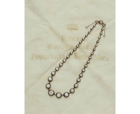 Rivièrencollier mit DiamantenSilber, 14 kt Rotgold. Aus 37 im Verlauf angeordneten Diamanten im Altschliff in gekniffenen sil