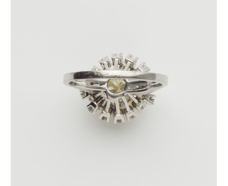 Entourage-Ring mit Diamantsolitär18 kt Weißgold. Runder Ringkopf spiralförmig gefasst mit 22 Diamanten im Brillantschliff (zu