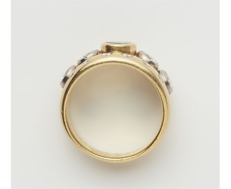 Diamantring mit Smaragd18 kt Gelbgold. Dreifach profilierte Bandring-Schiene gefasst mit ovalem Smaragd im Facettenschliff ca