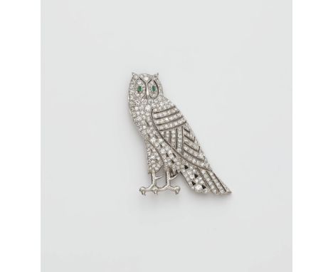 Art Déco-Brosche mit DiamantenPlatin, 18 kt Weißgold (Broschierung). In Form einer Eule. Sehr fein àjour gearbeitet und im pa