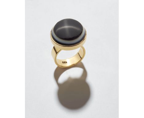 Ring mit Augenachat18 kt Gelbgold. Bandschiene. Stempelförmiger Ringkopf gefasst mit einem flachen Achatcabochon mit konzentr