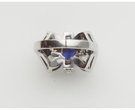 Ring mit Tansanit14 kt Weißgold. Auf den Schultern dreisträngig gesprengte Schiene. Ringkopf in stilisierter Blütenform gefas