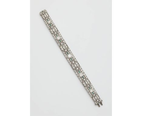 Art Déco-Armband mit DiamantenPlatin. Geometrisch àjour gearbeitetes Plattenarmband voll ausgefasst mit 215 Diamanten im Über
