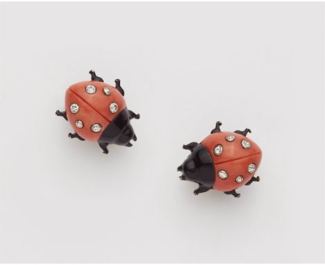 Paar Art Déco- Ohrclips "Coccinelle"18 kt Weißgold. In Form kleiner Marienkäfer, die Flügel aus geschnitzer orangefarbener Ko