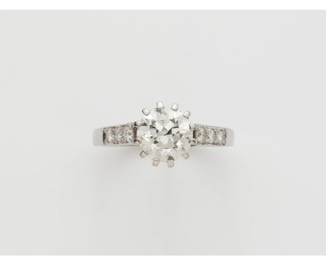 Ring mit Diamant-Solitär18 kt Weißgold. Schultern der Schiene gefasst mit sechs kleinen Diamanten im Brillantschliff (zus. ca