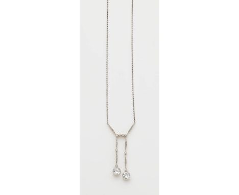 Art Déco-Collier Negligé14 kt Gelbgold, Platin. Feine Ankerkette aus Platin. Zierlicher Anhänger mit zwei versetzten Stäbchen