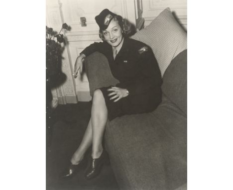Lee Miller (Poughkeepsie/New York 1907 – 1977 Chiddingly/East Sussex). Marlene Dietrich in Uniform. 1944Späterer Silbergelati