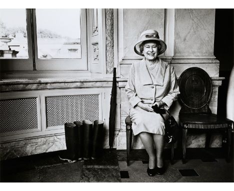 Bryan Adams (Kingston, Ontario 1959 – lebt in London). HM The Queen, Buckingham Palace, London. 2001Archival Pigment-Print.  