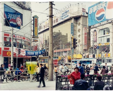 Thomas Struth (Geldern 1954 – lebt in Berlin). „Shanxi Nan Lu, Shanghai“. 1999C-Print, 2000. Kodak-Papier.  28,4&nbsp;×&nbsp;