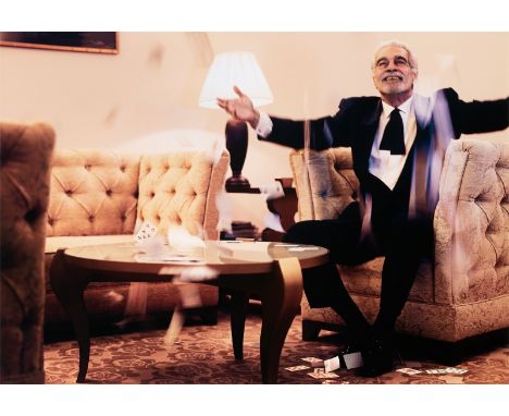 Bryan Adams (Kingston, Ontario 1959 – lebt in London). Omar Sharif, Throwing Cards, Paris. 2007Archival Pigment-Print.  90&nb