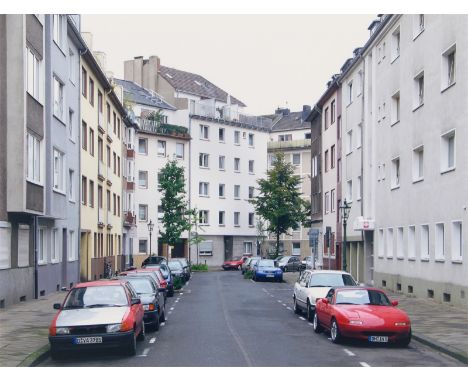 Thomas Struth (Geldern 1954 – lebt in Berlin). „Schützenstrasse, Düsseldorf“. 2004Lambda-Print, 2004.  30,2&nbsp;×&nbsp;39,9&