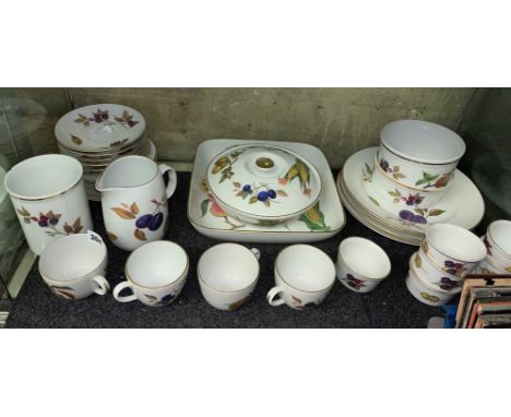 ROYAL WORCESTER EVESHAM PATTERN TABLE WARES - DISHES AND TUREENS 