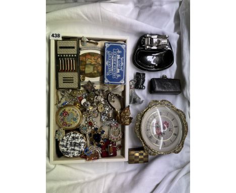 TRAY OF VARIOUS COSTUME BROOCHES, POWDER COMPACTS, SMALL PURSE, VINTAGE CAR ASHTRAY, ETC (TRAY NOT INCLUDED)