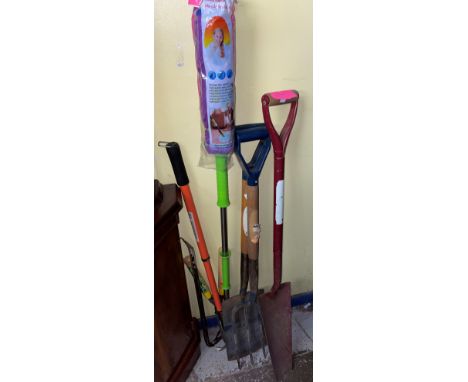SELECTION OF GARDEN TOOLS AND A MOP (BRAND NEW)