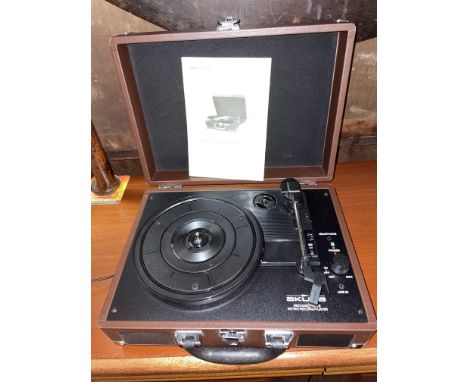 AKURA RECHARGEABLE RETRO RECORD PLAYER 