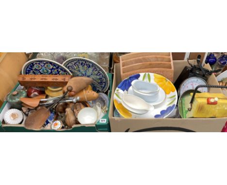 CARTON OF MISCELLANEOUS GLASSWARES, CARTON CONTAINING IZNIK PATTERNED PLATES, STONEWARE JARS, KITCHEN SCALES