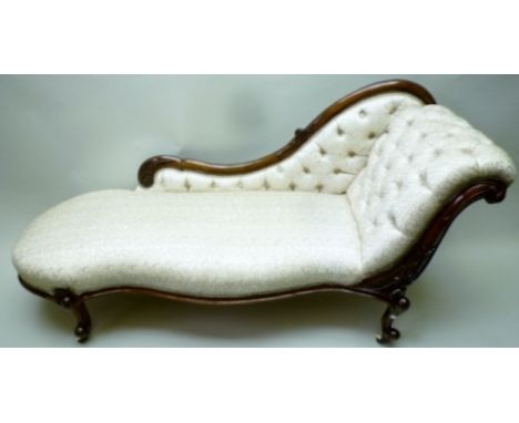 A LATE 19TH CENTURY CONTINENTAL STYLE SHOW WOOD FRAMED CHAISE LONGUE, with carved back rail and side support, having part but