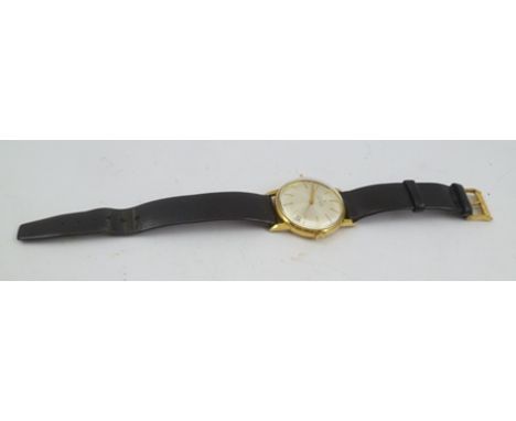 A GENTLEMAN'S "ZENITH" AUTOMATIC 18CT GOLD CASED WRIST WATCH with date aperture, silvered dial with batons, fitted with a bla