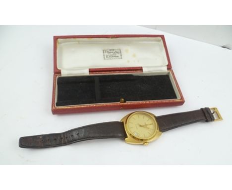 A GENTLEMAN'S GOLD PLATED ZENITH XL-TRONIC WRIST WATCH, having gilded dial with batons and date aperture, on a brown leather 