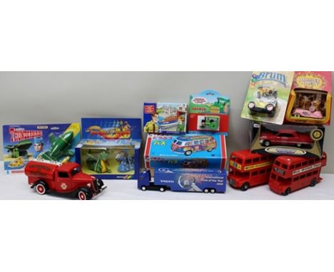 AN ASSORTMENT OF COLLECTABLE TOYS including two plastic double decker buses, Hanson Collectors die-cast model of an American 