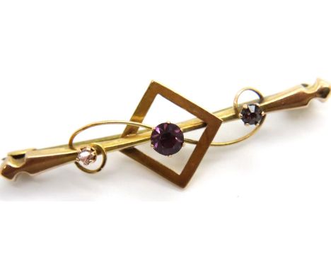 9ct gold amethyst set brooch, L: 40mm, 1.2g. P&amp;P Group 1 (£14+VAT for the first lot and £1+VAT for subsequent lots) 