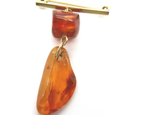 9ct gold mounted baltic amber brooch, includes a mosquito (deceased), 7.0g. P&amp;P Group 1 (£14+VAT for the first lot and £1