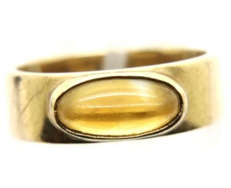 9ct gold citrine cabochon set ring, size J, 3.6g. P&amp;P Group 1 (£14+VAT for the first lot and £1+VAT for subsequent lots) 
