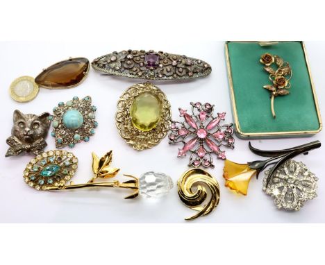 Box of mixed costume jewellery brooches. P&amp;P Group 1 (£14+VAT for the first lot and £1+VAT for subsequent lots) 