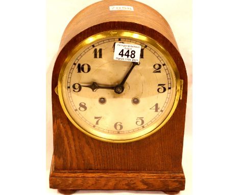 Oak cased chiming mantel clock with pendulum, H: 31 cm. P&amp;P Group 2 (£18+VAT for the first lot and £3+VAT for subsequent 