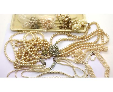 Quantity of mixed pearl necklaces, some boxed. P&amp;P Group 1 (£14+VAT for the first lot and £1+VAT for subsequent lots) 
