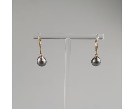 Ein Paar Tahiti-Goldohrhänger - leicht tropfenförmige graue Tahiti-Zuchtperlen mit schönem Lüster, Bügel aus 14 K Gelbgold, "