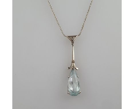 Filigranes Goldcollier mit Aquamarinanhänger - Weiß-/Gelbgold 585/000 (14 K), an mittigem Miniatur-Dreieckelement Abhängung m