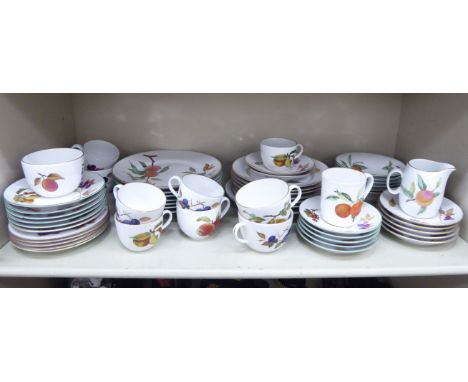 Royal Worcester china Evesham pattern tableware       OS4