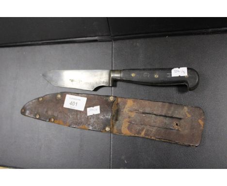 A WWII BRITISH FIGHTING KNIFE, DATED 1943, IN HOMEMADE LEATHER SCABBARD