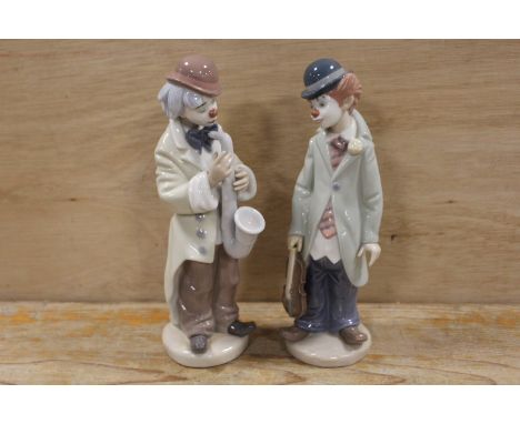 A LLADRO FIGURE OF A CLOWN PLAYING THE SAXOPHONE TOGETHER  WITH A CLOWN WITH VIOLIN - A/F