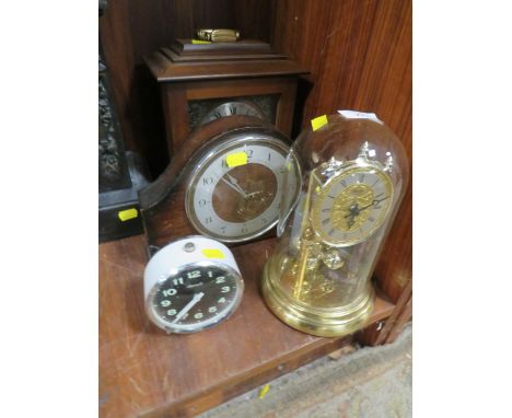 A SELECTION OF CLOCKS TO INCLUDE A VINTAGE INGERSOL IL LUMINOUS DIAL ALARM CLOCK (4)