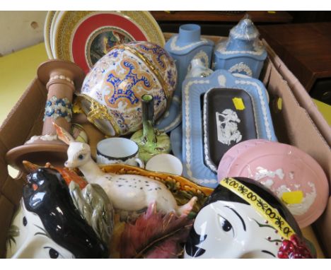 A TRAY OF ASSORTED CERAMICS TO INCLUDE A WEDGWOOD JASPERWARE PICTURE FRAME, ROYAL DOULTON CANDLESTICK ETC