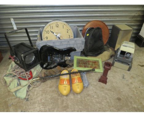 A QUANTITY OF COLLECTABLES TO INCLUDE CCT1000 STAGE LAMP, VINTAGE GOLF CLUBS, SLIDE PROJECTOR, CLOGS ETC