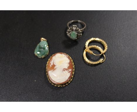 A SMALL SELECTION OF VINTAGE JEWELLERY TO INCLUDE A JADE STYLE MARCASITE RING
