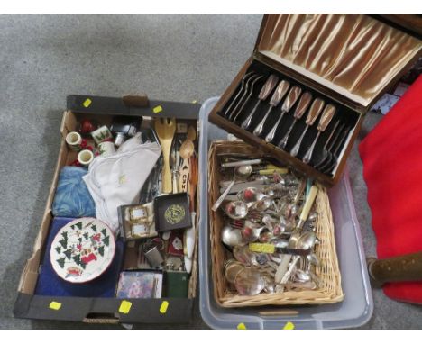 A QUANTITY OF SILVER PLATED FLATWARE AND KITCHEN ACCESSORIES 
