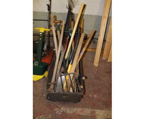 A LARGE QUANTITY OF MAINLY GARDENING HAND TOOLS, TO INCLUDE A TROLLEY 